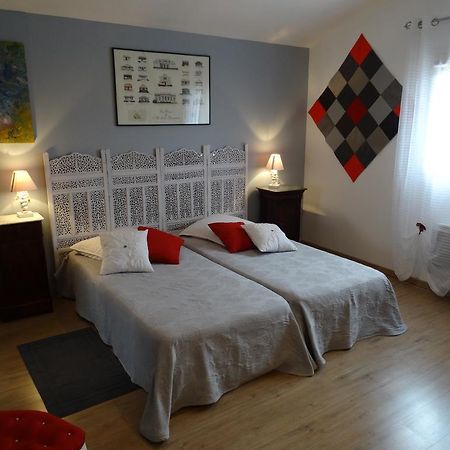 Une Chambre En Ville Savigneux  Habitación foto