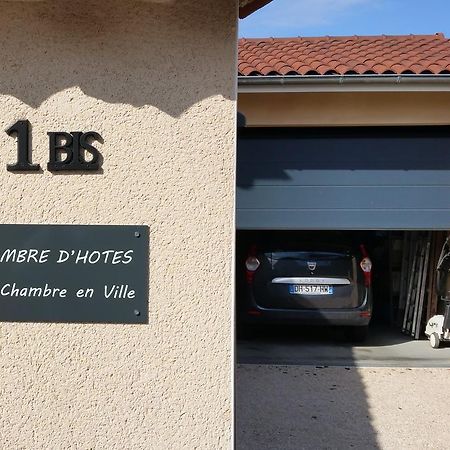 Une Chambre En Ville Savigneux  Exterior foto