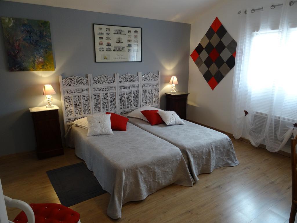 Une Chambre En Ville Savigneux  Habitación foto