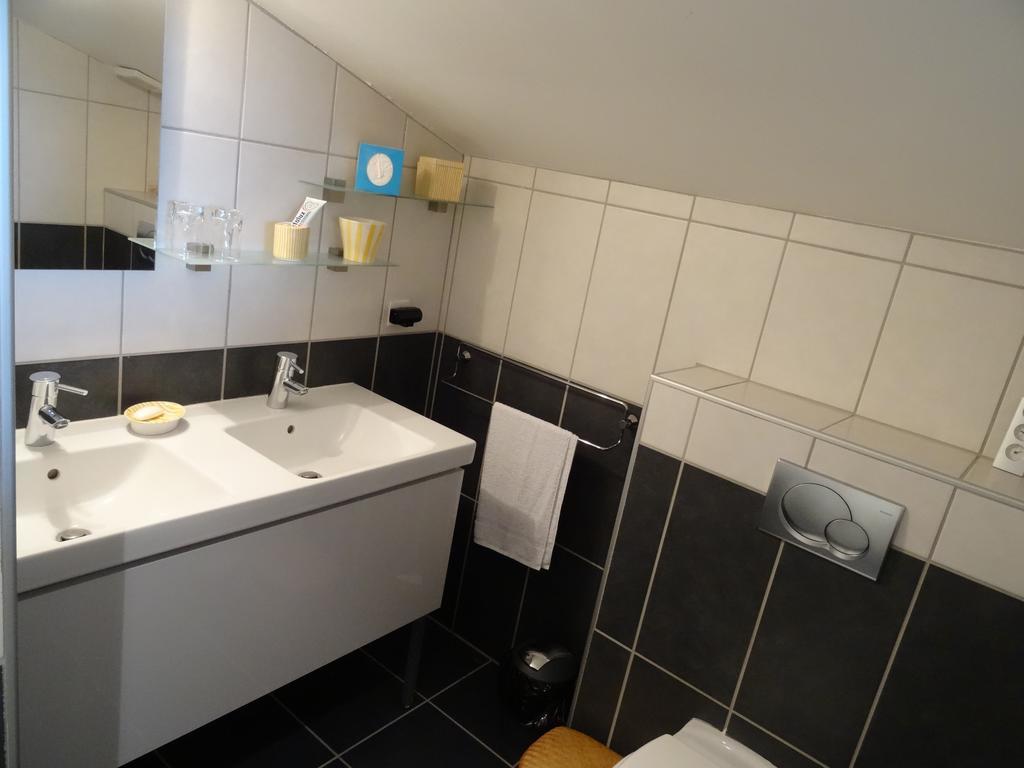Une Chambre En Ville Savigneux  Habitación foto